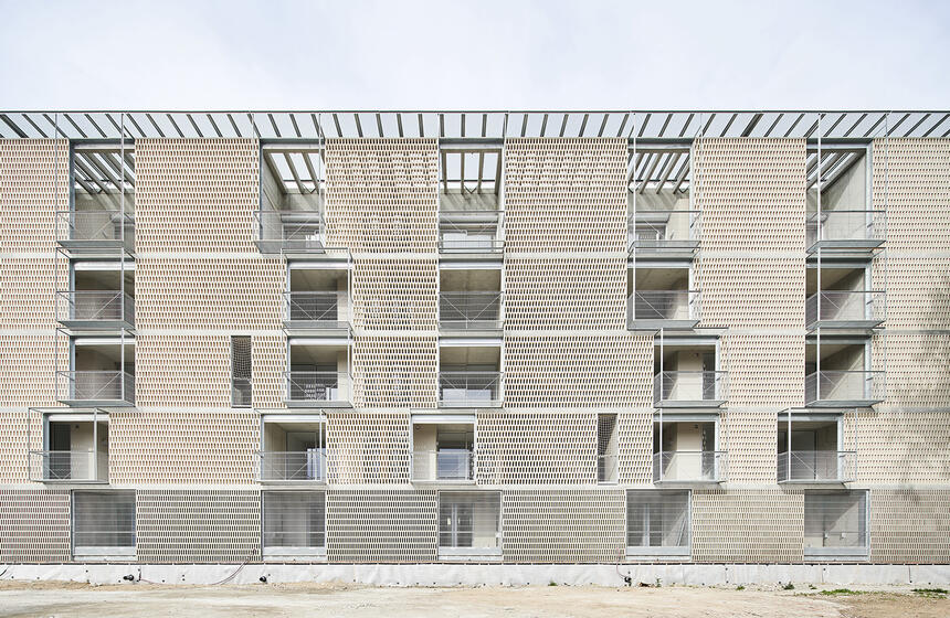 HABITABLE LATTICE (54 Social Housing Units in Bon Pastor) (ES)