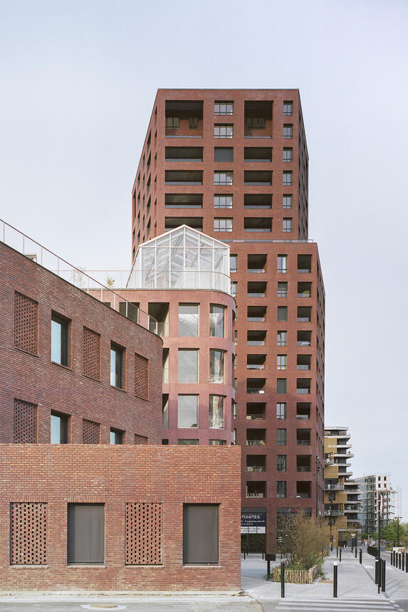 Public car park, office building & collective housing (FR)