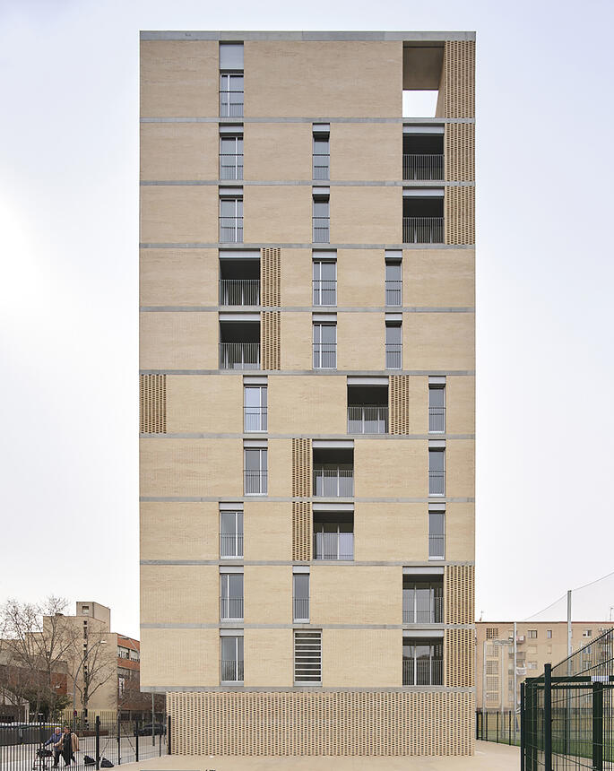 SOCIAL ATRIUM (54 Social Housing Units in Besòs) (ES)
