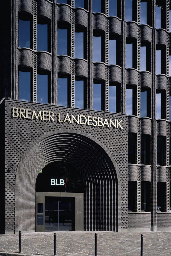 Das Eingangsportal der Bremer Landesbank von Caruso St John Architects zeigt das Potenzial des Baustoffs Backstein (Einreichung im Rahmen des Fritz-Höger-Preises für Backstein-Architektur 2017).