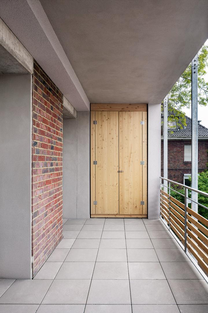 Zur Hofseite hin verbinden Fenstertüren die Räume mit der Loggia.
