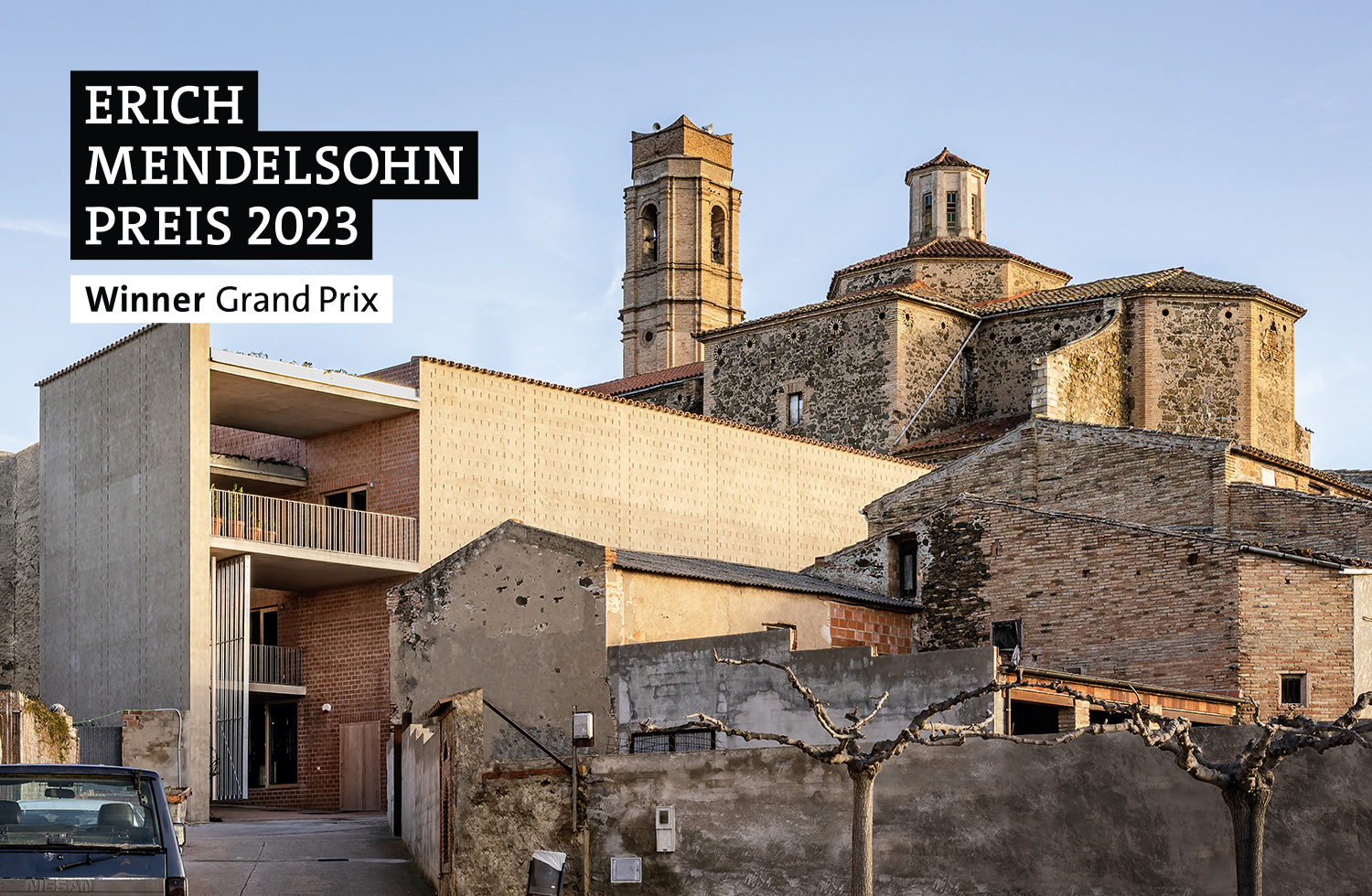 Ein Foto der Clos Pachem Winery in Gratallops/Spanien. Oben links das Label: Erich Mendelsohn Preis 2023 Winner Grand Prix
