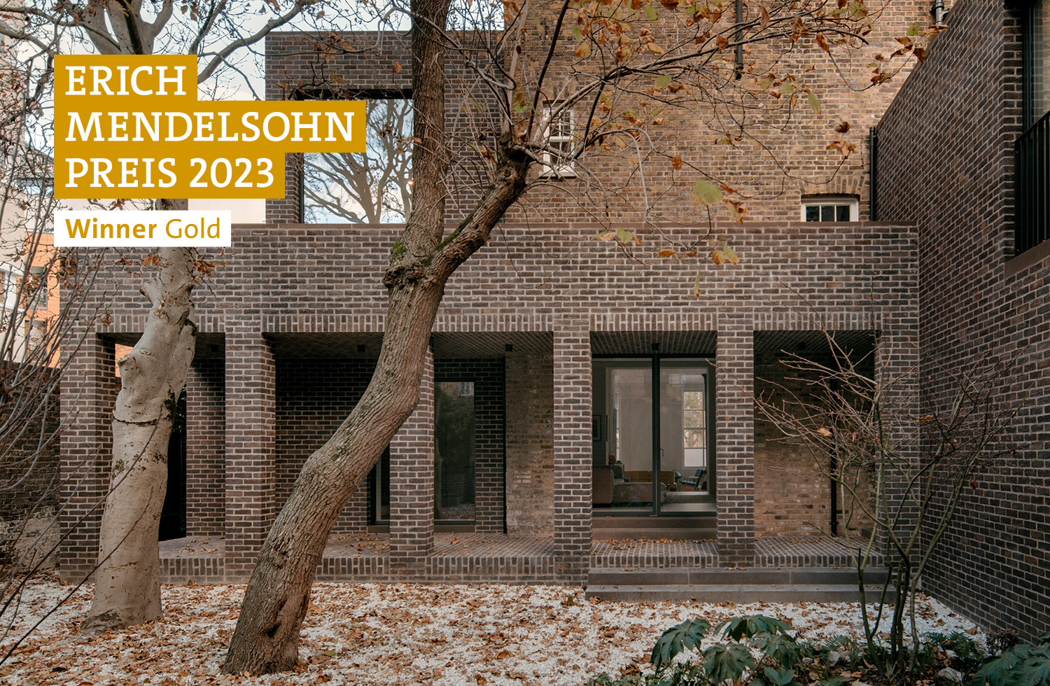 Ein Foto des Backstein-Hauses Blockmakers Arms, London/UK. oben links das Label Erich Mendelsohn Preis 2023 Winner Gold