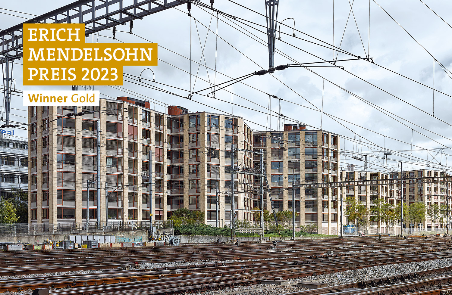 Ein Foto der Wohn- und Geschäftshäuser Zollstrasse-Ost, Zürich/Schweiz, oben links das Label Erich Mendelsohn Preis 2023 Winner Gold