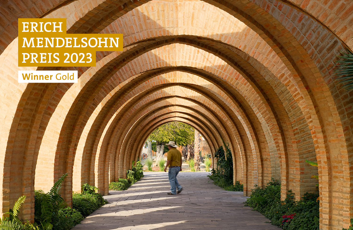 Ein Foto der Jojutla Central Gardens, Jojutla/Mexiko, oben links das Label Erich Mendelsohn Preis 2023 Winner Gold