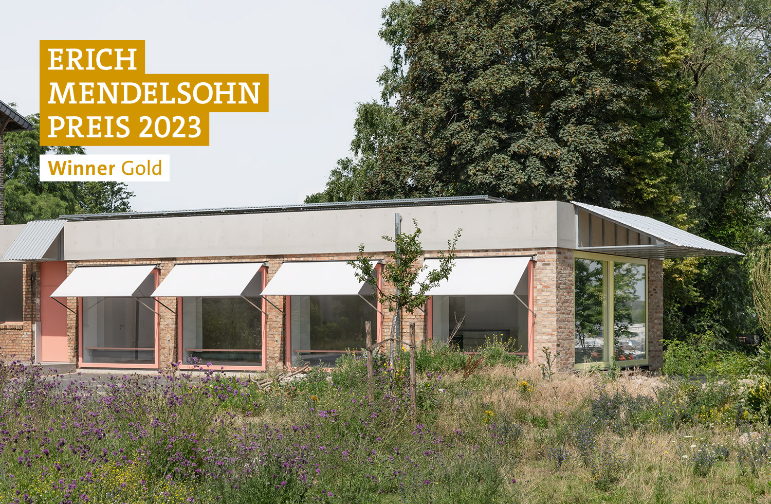 Ein Foto eines kleinen Gebäudes, Luise 19E in Werder (Havel), oben links das Label Erich Mendelsohn Preis 2023 Winner Gold