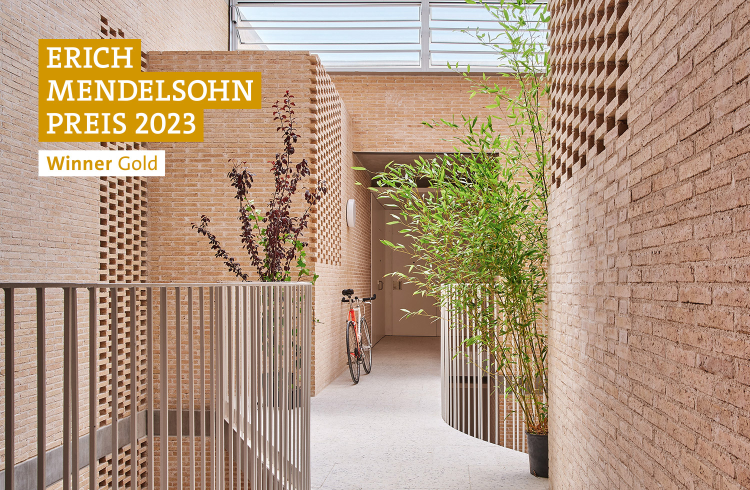 Ein Foto des SOCIAL ATRIUMs (54 Social Housing Units in Besòs) in Barcelona/Spanien, oben links das Label Erich Mendelsohn Preis 2023 Winner Gold