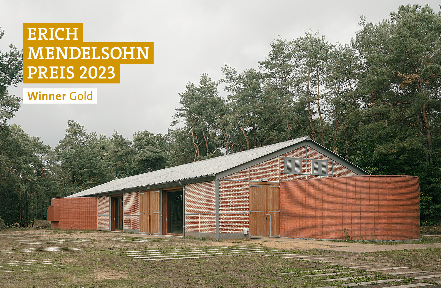 Ein Foto des Theater at Domain De Hoge Rielen, Kasterlee/Belgien, oben links das Label Erich Mendelsohn Preis 2023 Winner Gold