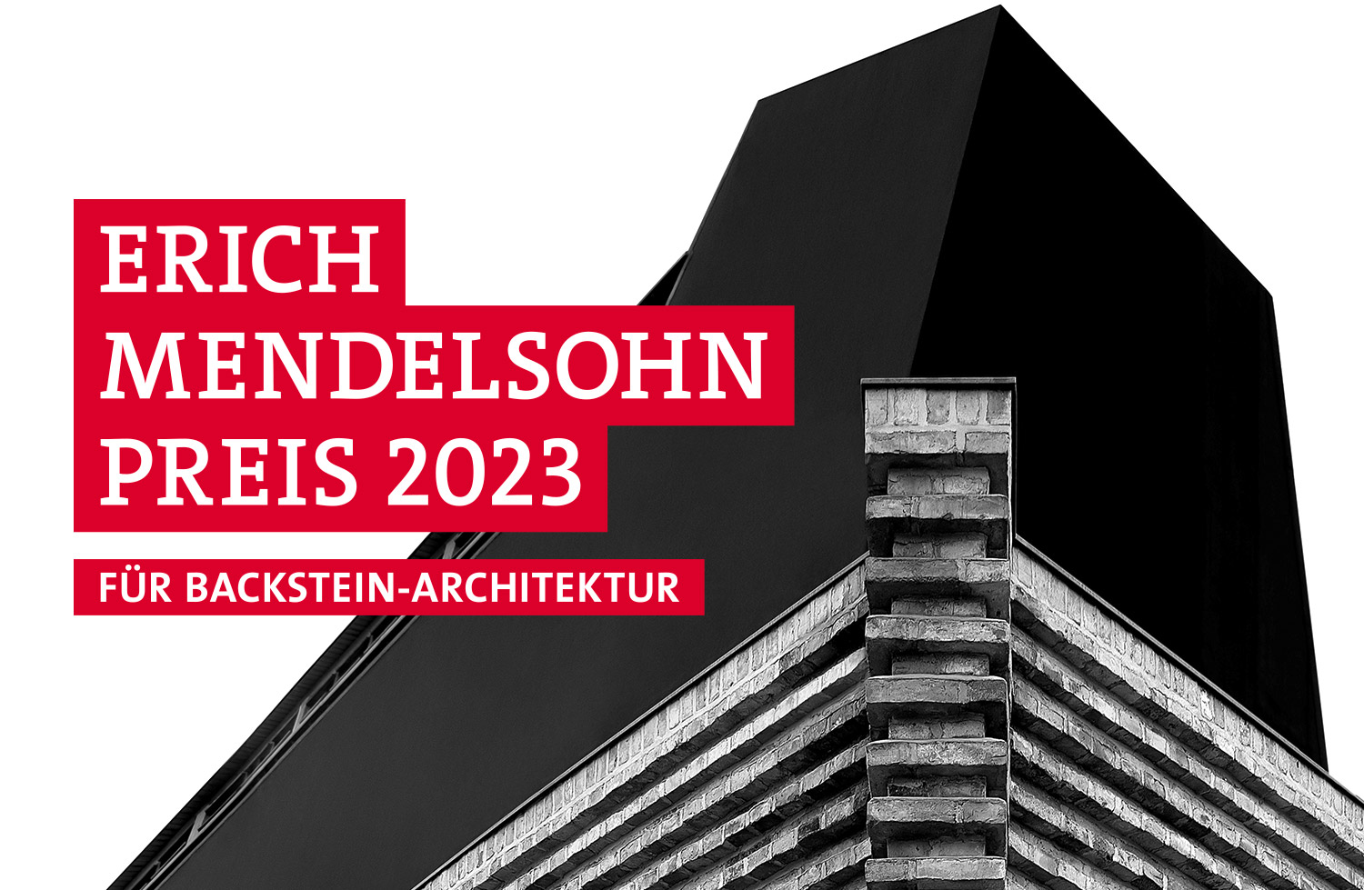 Das Keyvisiual Erich Mendelsohn Preis 2023. Links in weißer Schrift auf rotem Hintergrund: Erich Mendelsohn Preis 2023 für Backstein-Architektur. Dahinter bzw. leicht versetzt rechts daneben eine Schwarz-Weiß-Fotografie der Hutfabrik in Luckenwalde von Erich Mendelsohn. 